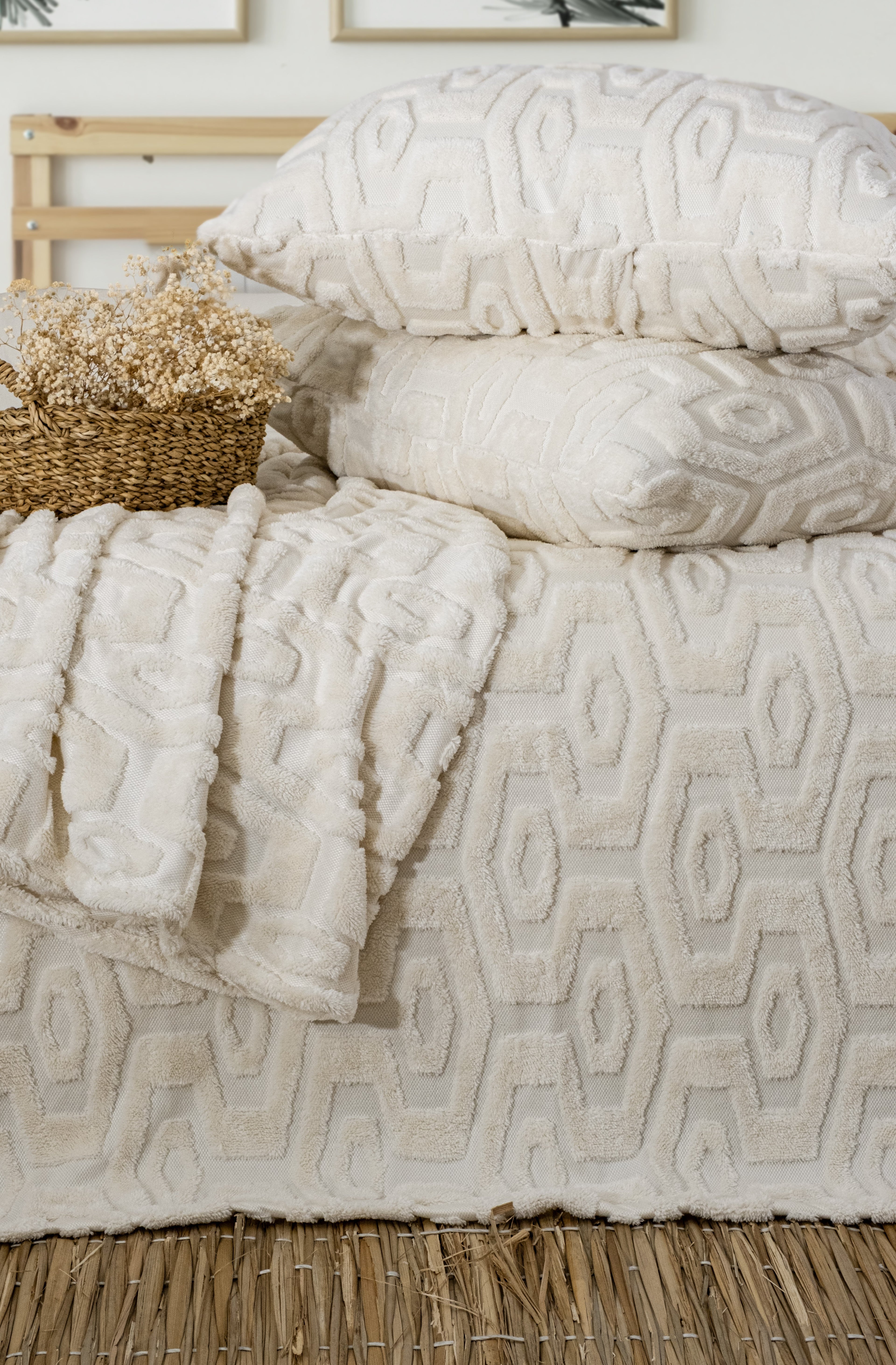 Lüx Jakarlı Ekru Yatak Örtüsü Seti Çift Kişilik Yastık Kılıflı | 230x240 cm