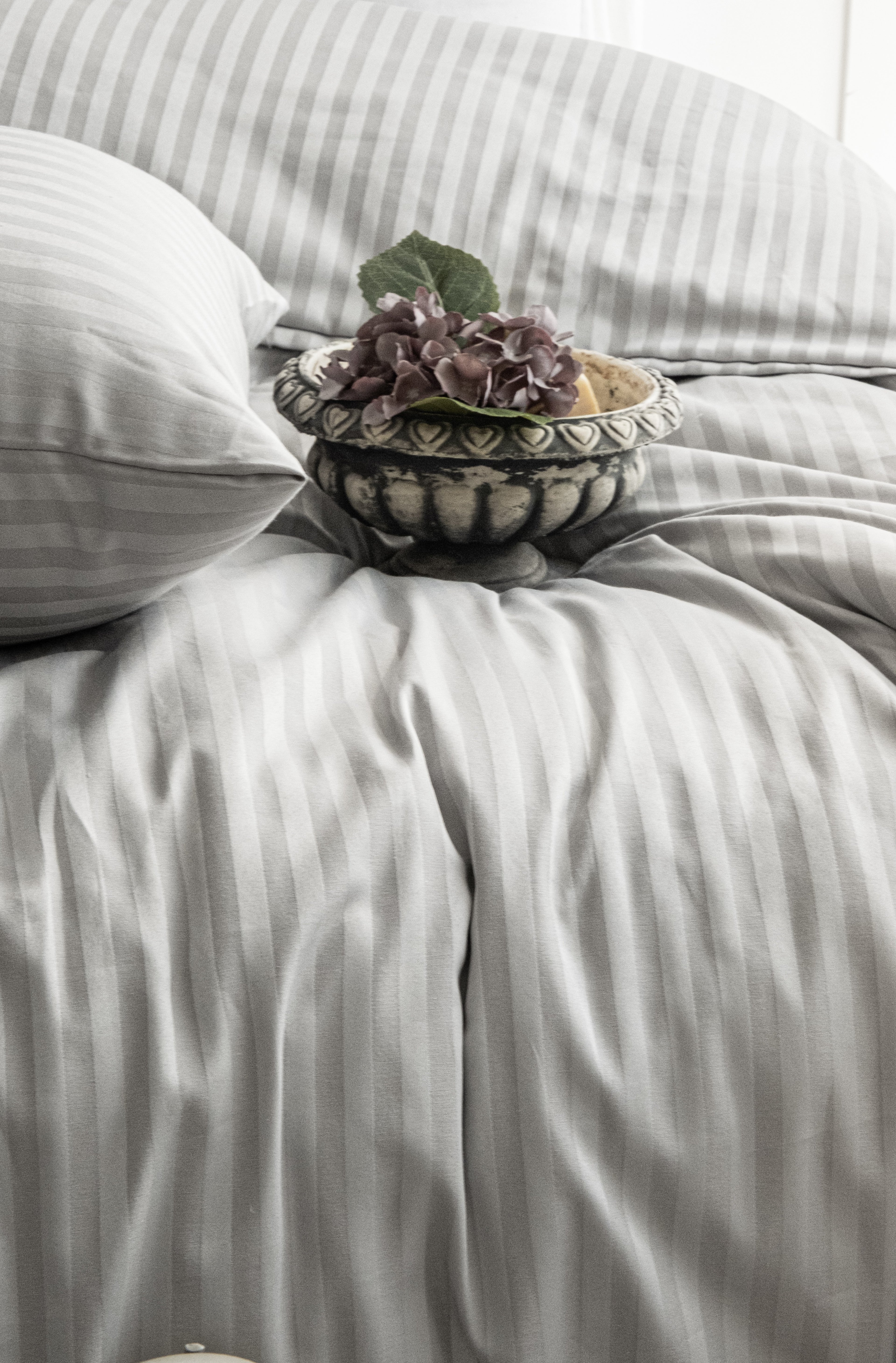 Tek Kişilik Gri Çizgili Saten Nevresim Takımı