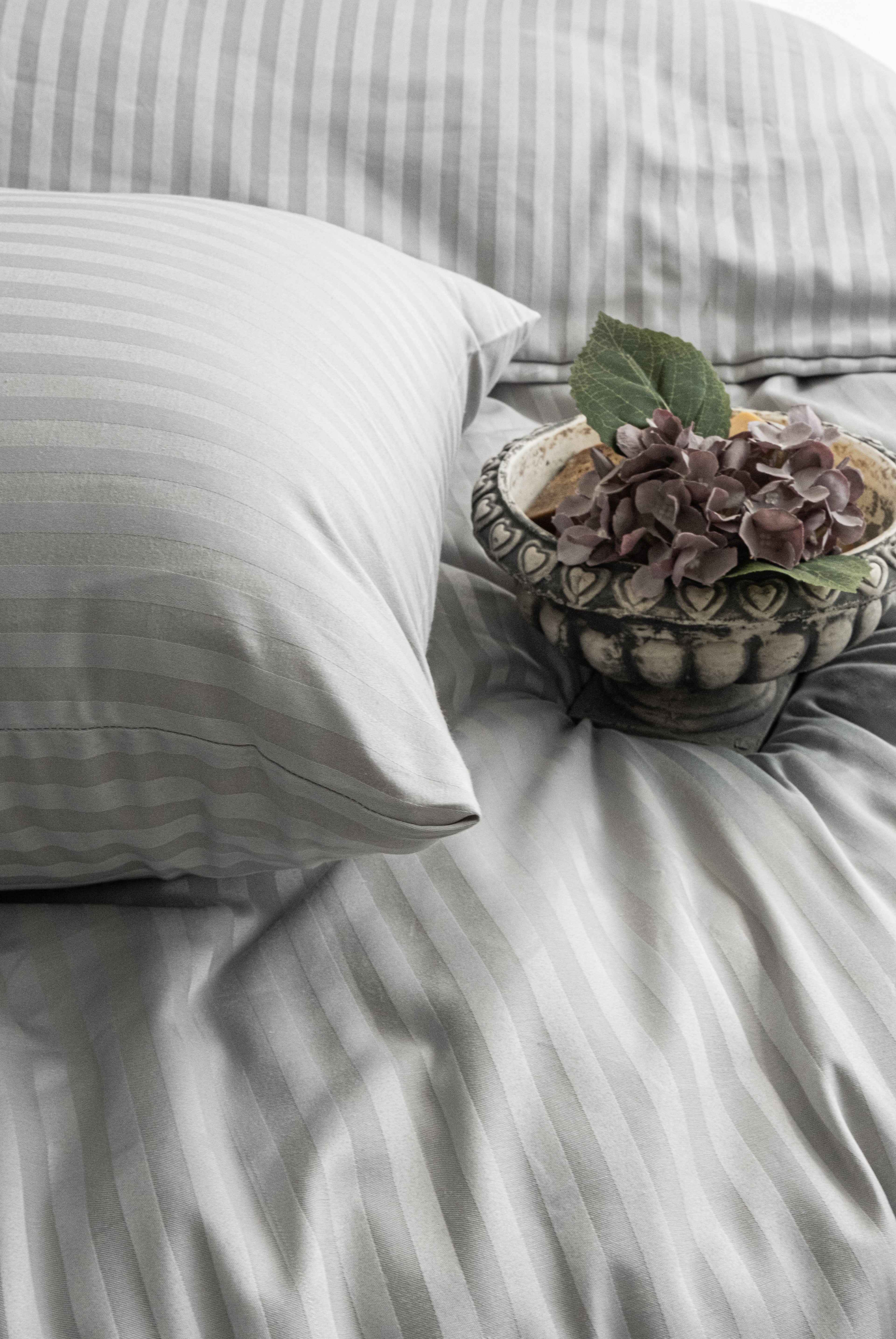 Tek Kişilik Gri Çizgili Saten Nevresim Takımı