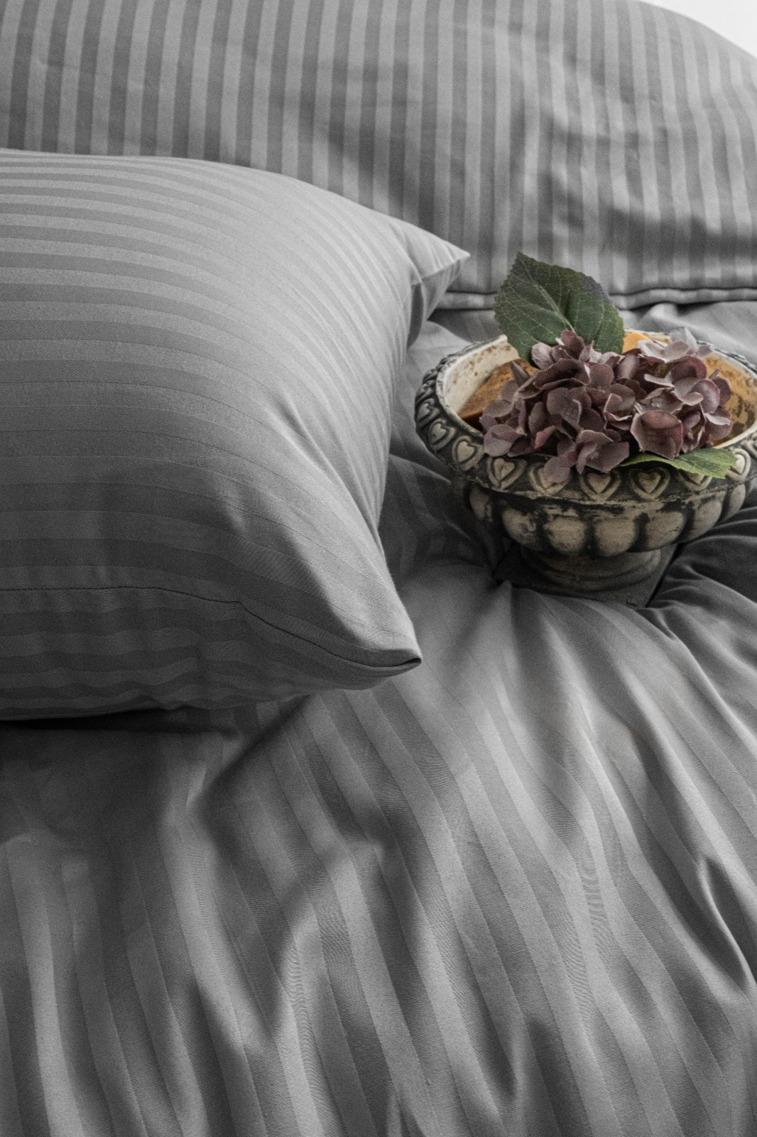 Çift Kişilik Antrasit Çizgili Saten Nevresim Takımı